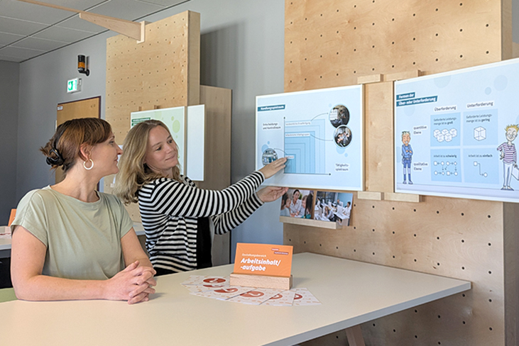 Zwei Teilnehmerinnen bei der Gruppenarbeit im Praxisfeld Psychische Belastung