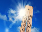 Thermometer vor sonnigem Himmel zeigt über 40 Grad an