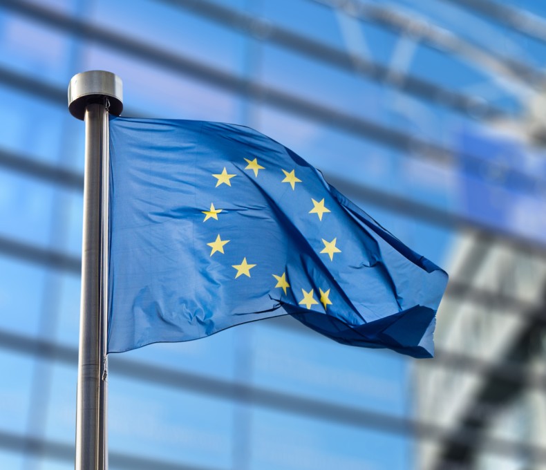 EU-Flagge vor dem EU-Parlament in Brüssel. EU-Flagge vor dem EU-Parlament in Brüssel.