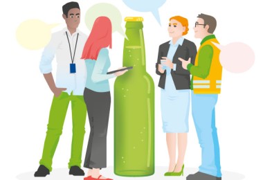 Eine Illustration zeigt eine Gruppe von Menschen, die um eine Bierflasche herumstehen und sprechen. Quelle: DGUV/KonzeptQuartier